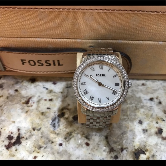 Fossil Emma Mother of Pearl Watch - Picture 6 of 7